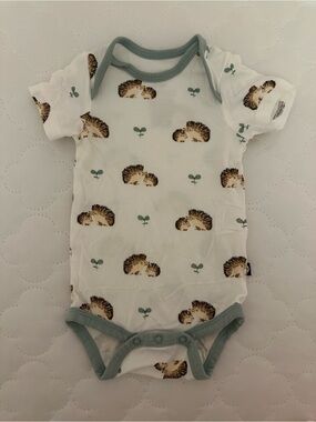 Kyte Baby Hedgehog Print One-Piece Bodysuit in Whiteand Sage